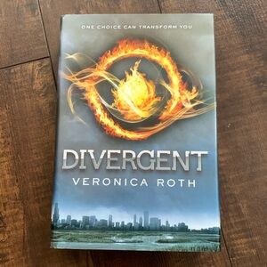 HARDCOVER BOOK | Divergent by Veronica Roth | EUC
